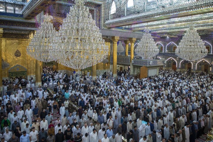 صحن مرقد أبي الفضل العباس (ع) یشهد حضور جموع المؤمنين لأداء صلاة عيد الأضحى المبارك