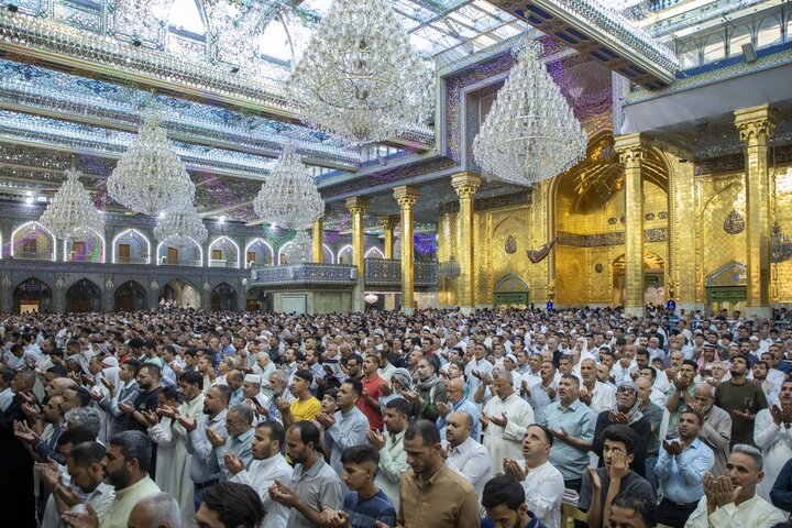 صحن مرقد أبي الفضل العباس (ع) یشهد حضور جموع المؤمنين لأداء صلاة عيد الأضحى المبارك