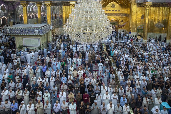 صحن مرقد أبي الفضل العباس (ع) یشهد حضور جموع المؤمنين لأداء صلاة عيد الأضحى المبارك