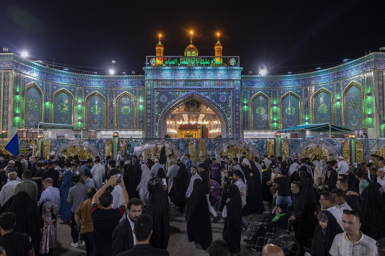 Coinciding with Ziyarat of Arafa Day.. Believers revive Thursday night at shrine of al-Abbas (+Photos)