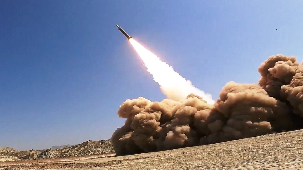 Inihayag ng Iran ang GPS-independent na Qassem-Basir ballistic missile bilang isang strategic defense asset ng bansa