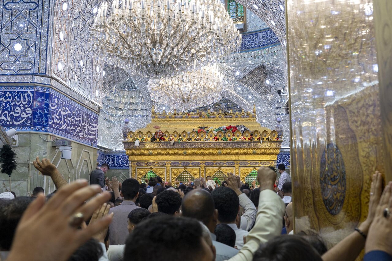 Visitors celebrate night of Eid al-Adha at shrine of Aba al-Fadl al-Abbas (+Photos)