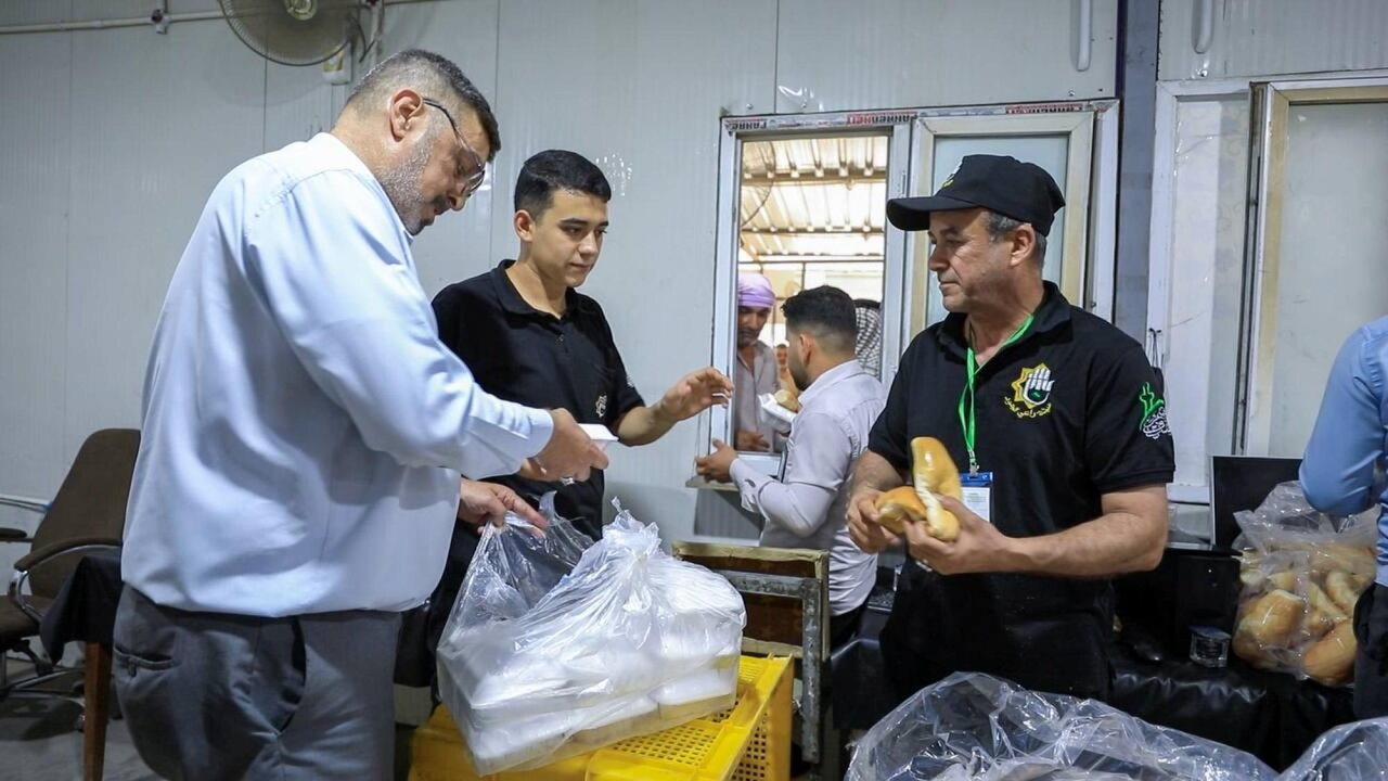 مضيف العتبة العباسية المقدسة يقدم أكثر من 200 ألف وجبة غذائية لزائري يوم عرفة مضيف العتبة العباسية المقدسة يقدم أكثر من 200 ألف وجبة غذائية لزائري يوم عرفة