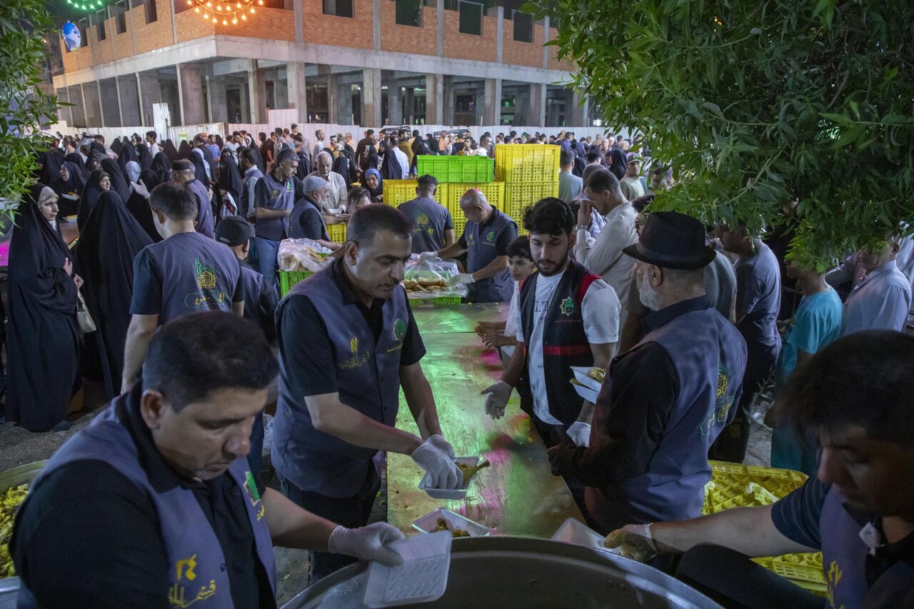 مضيف العتبة العباسية المقدسة يقدم أكثر من 200 ألف وجبة غذائية لزائري يوم عرفة مضيف العتبة العباسية المقدسة يقدم أكثر من 200 ألف وجبة غذائية لزائري يوم عرفة