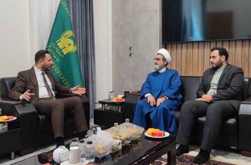وفد العتبة العلويّة المقدّسة يسلّم راية الغدير الأغرّ إلى العتبة الرضوية المقدسة