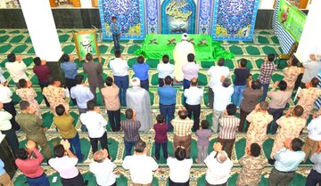 ကိုယ်ခန္ဓာအရ အခက်အခဲ ဖြစ်နေသည့် ‌ရှေ့ဆောင်အေမာမ် ၏နောက်  မှ နမာဇ် ဝတ်ပြုခြင်း