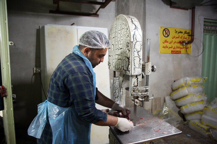 Photos: Packaging of Eid al-Adha sacrificial meat at Hazrat Masoumeh Holy Shrine