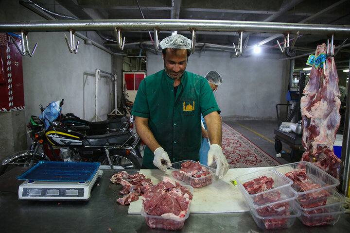 Photos: Packaging of Eid al-Adha sacrificial meat at Hazrat Masoumeh Holy Shrine