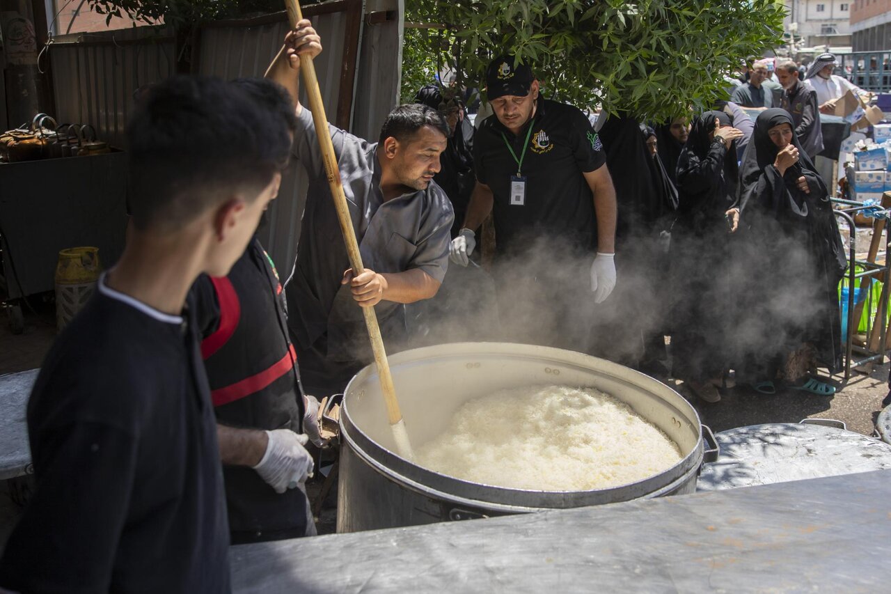Al-Abbas Holy Shrine's Host Restaurant provided +200,000 meals for visitors on Arafah Day
