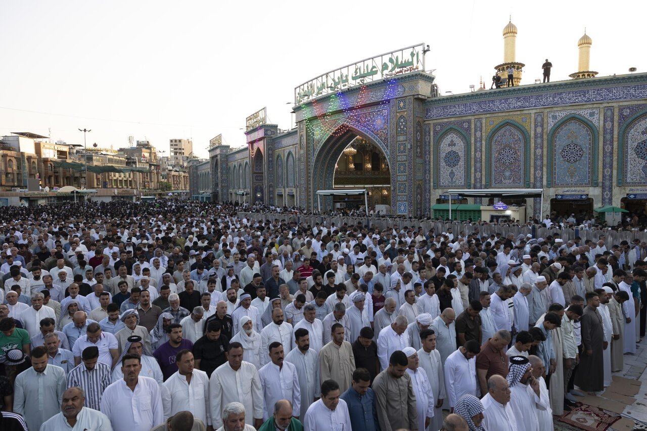 Crowds of believers perform the Eid al-Adha prayer in Bayn al-Haramayn