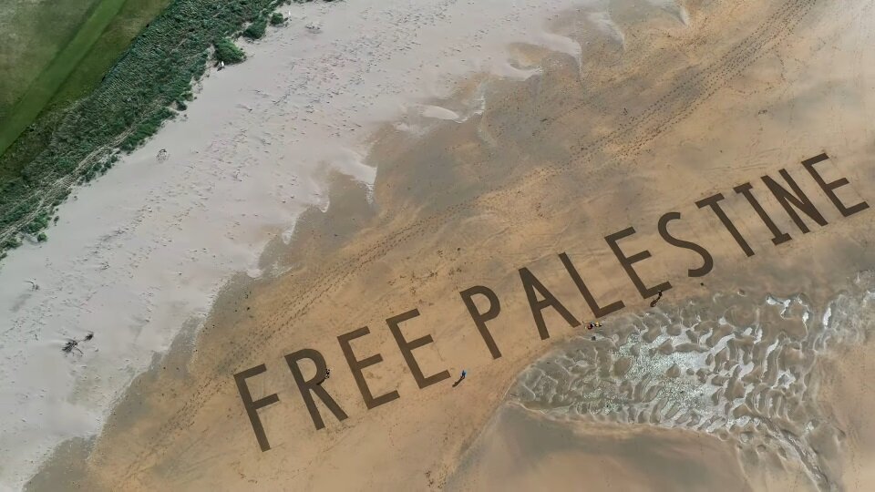 Video | Isang Dambuhalang painting ng "Kalayaan ng Palestine" malapit sa golf course ni Pabngulong Trump