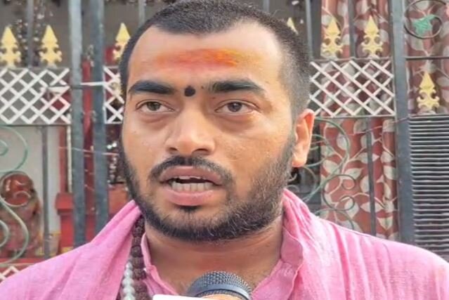 मुसलमानों को धमकी, सर पर टोपी और चेहरे पर दाढ़ी नहीं रहने देंगे 