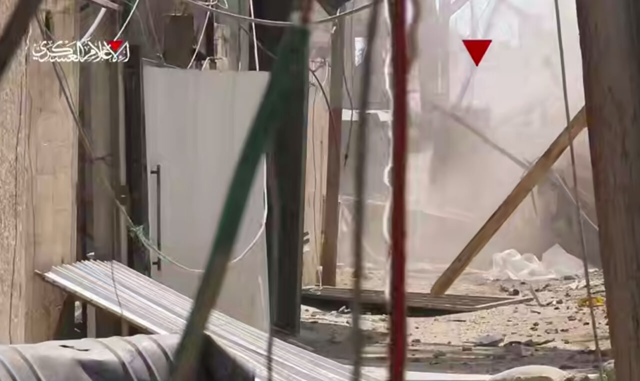 فیديو | القسام تنشر مشاهد استهداف جرافة عسكرية من نوع "D9" جنوب مدينة خانيونس