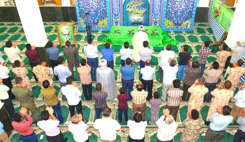 ကိုယ်ခန္ဓာအရ အခက်အခဲ ဖြစ်နေသည့် ‌ရှေ့ဆောင်အေမာမ် ၏နောက်  မှ နမာဇ် ဝတ်ပြုခြင်း