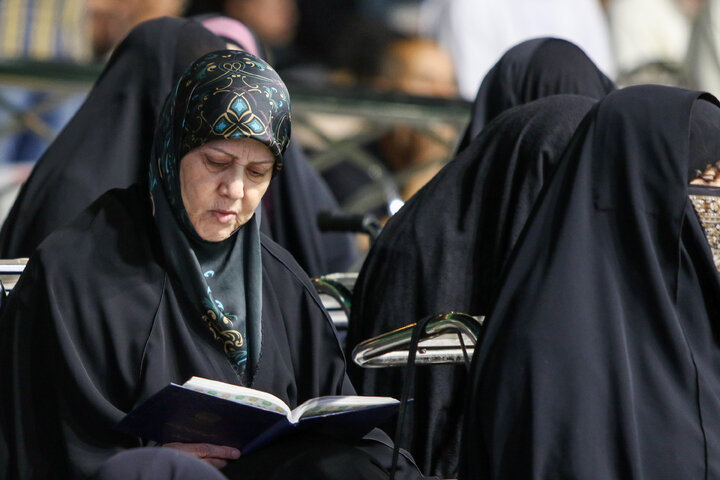 تقرير مصور/ الزوار العرب يحتفلون بعيد الأضحى المبارک في الحرم الرضوي الشریف