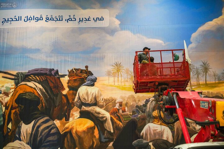 لوحات الغدير الأغر بألوان الولاية وبهاء البيعة تزيِّنُ أرجاء الصحن العلوي المُطهّر
