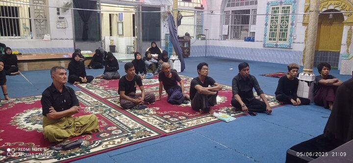 ပြည် ကျောင်းကြီးရှီအဟ် မတ်စ်ဂျစ်ဒ် တွင် ဟဇရသ် မွတ်စလင်မ်ဘင်န်အကီးလ် (အ.စ) ၏ ရှဟာဒသ် မဂျ်လစ် ပြုလုပ်နေသည့်  မြင်ကွင်း ။ ။ Photos