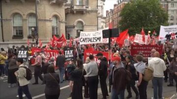 Des milliers de manifestants réclament au gouvernement l’annulation des coupes budgétaires à Londres
