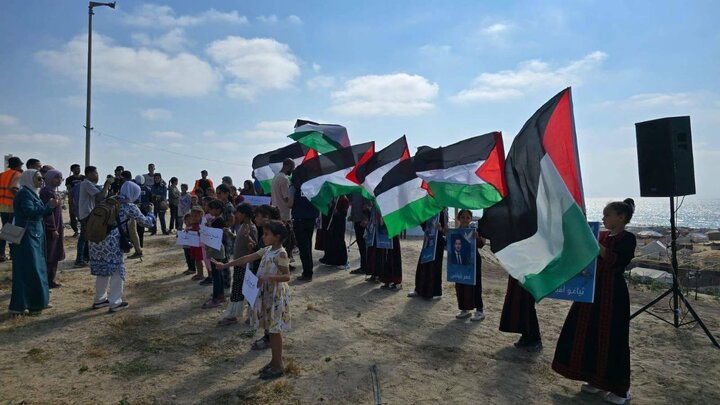 وقفة في ميناء غزة؛ تنديداً باختطاف الاحتلال الصهيوني للسفينة "مادلين"