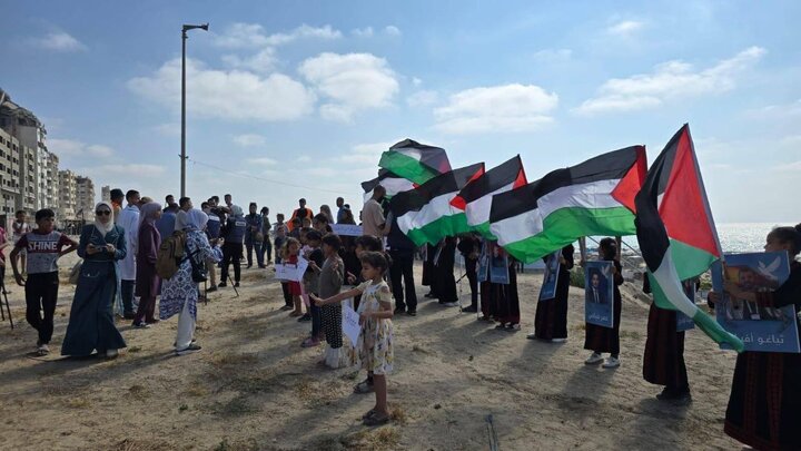 وقفة في ميناء غزة؛ تنديداً باختطاف الاحتلال الصهيوني للسفينة "مادلين"