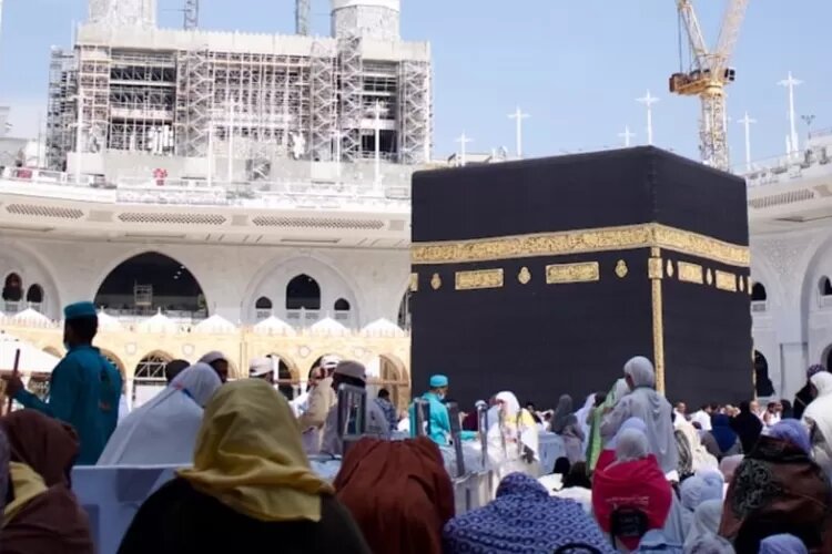 Saudi Arabia reopens Umrah visa applications ahead of new pilgrimage season