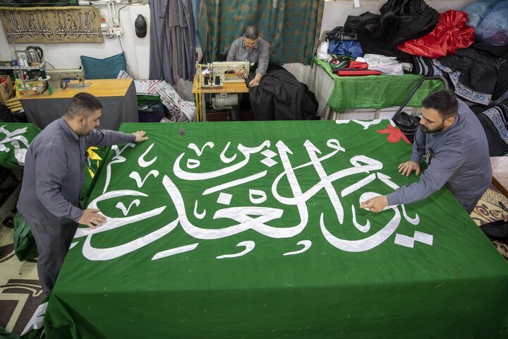 تقرير مصور/ العتبة العباسية تنجز أعمال خياطة لافتات أسبوع الإمامة العلمي الدولي الثالث