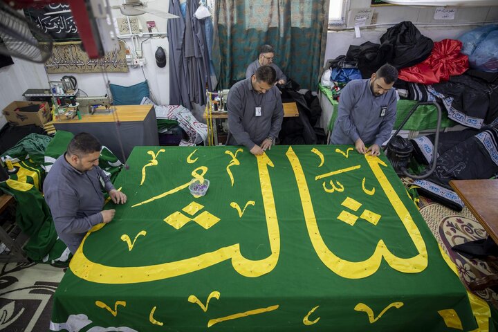 تقرير مصور/ العتبة العباسية تنجز أعمال خياطة لافتات أسبوع الإمامة العلمي الدولي الثالث