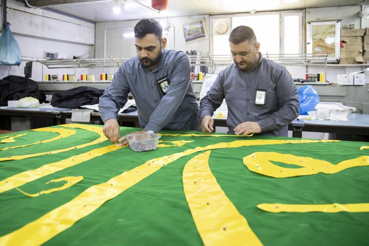 تقرير مصور/ العتبة العباسية تنجز أعمال خياطة لافتات أسبوع الإمامة العلمي الدولي الثالث