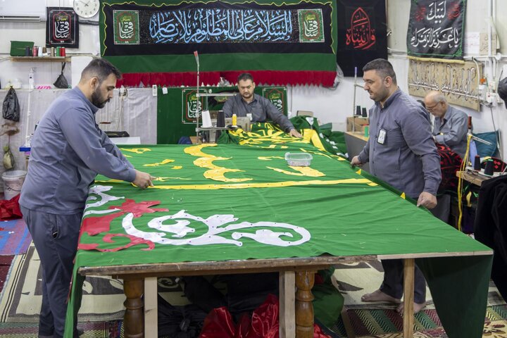 تقرير مصور/ العتبة العباسية تنجز أعمال خياطة لافتات أسبوع الإمامة العلمي الدولي الثالث