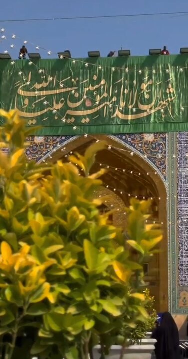 ویدیو | نصب کتیبه عید سعید غدیر در حرم مطهر امام رضا(ع)