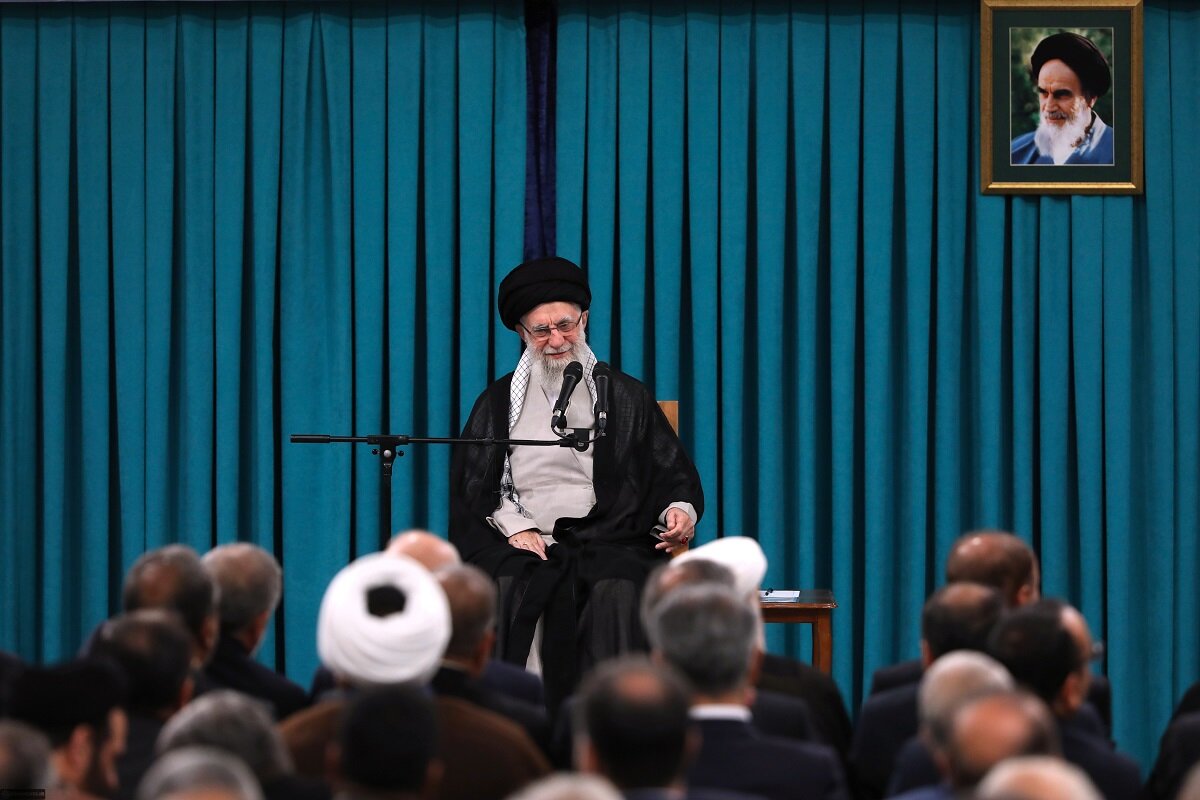 امام خامنہ ای (مد ظلہ العالی) امام خامنہ ای (مد ظلہ العالی)