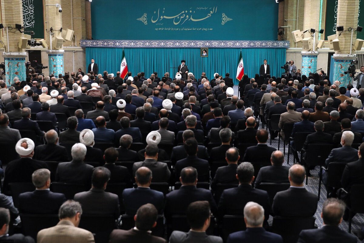 امام خامنہ ای (مد ظلہ العالی) امام خامنہ ای (مد ظلہ العالی)