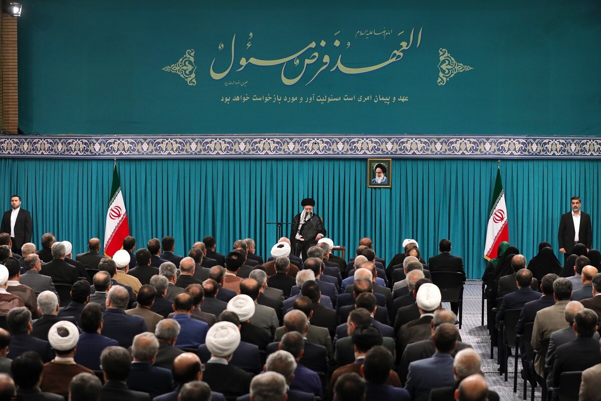 امام خامنہ ای (مد ظلہ العالی) امام خامنہ ای (مد ظلہ العالی)