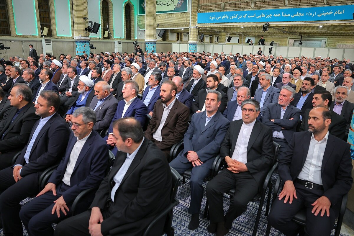 امام خامنہ ای (مد ظلہ العالی) امام خامنہ ای (مد ظلہ العالی)