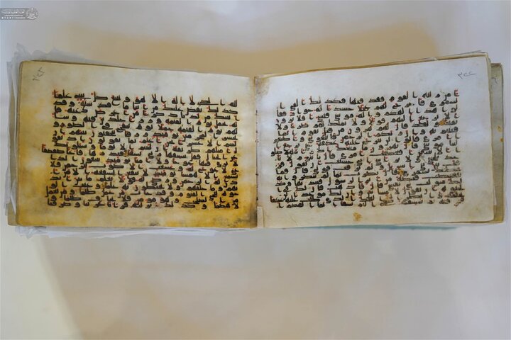 تقرير مصور/ العتبة العلوية تعرض مصحفًا نادرًا يُنسب خطُّهُ للإمام علي عليه السلام