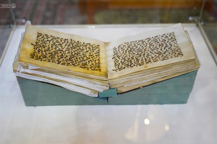 تقرير مصور/ العتبة العلوية تعرض مصحفًا نادرًا يُنسب خطُّهُ للإمام علي عليه السلام