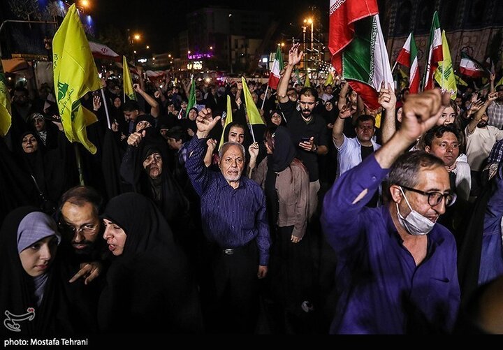 تقرير مصور/ خروج حشود جماهيرية بطهران فرحيين بقصف الكيان الصهيوني الغاصب