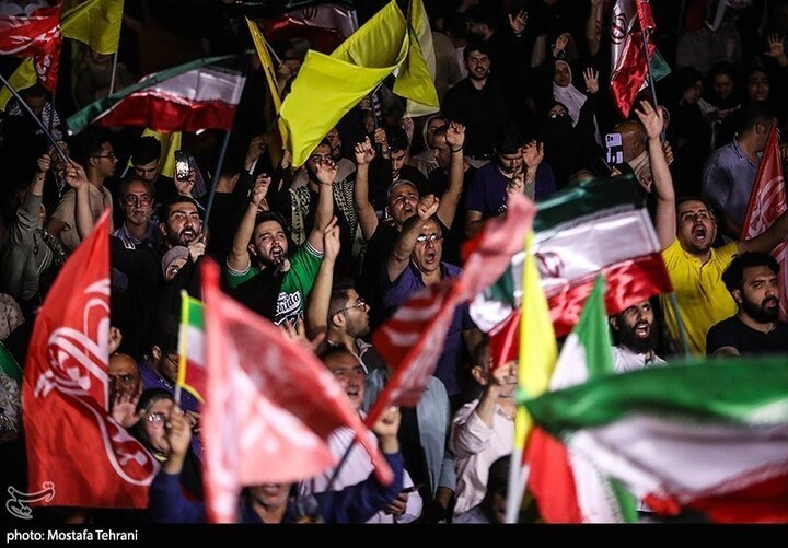 تقرير مصور/ خروج حشود جماهيرية بطهران فرحيين بقصف الكيان الصهيوني الغاصب