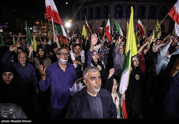 تقرير مصور/ خروج حشود جماهيرية بطهران فرحيين بقصف الكيان الصهيوني الغاصب