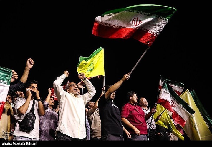 تقرير مصور/ خروج حشود جماهيرية بطهران فرحيين بقصف الكيان الصهيوني الغاصب