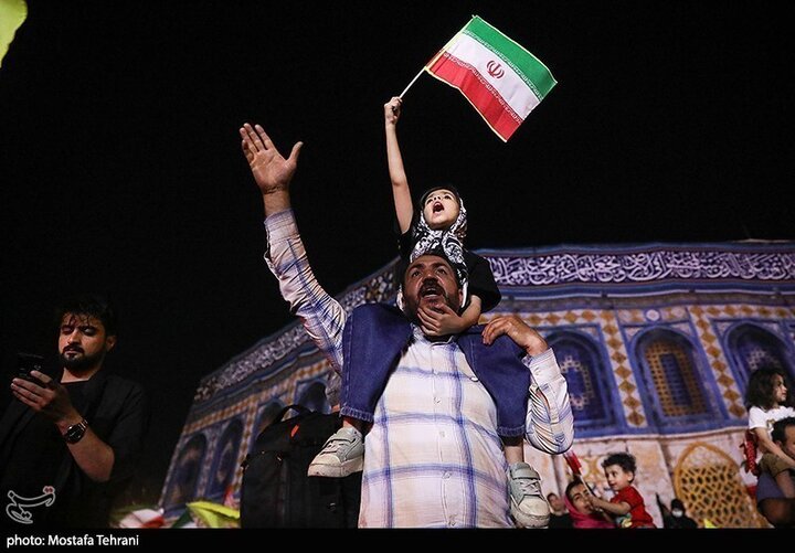 تقرير مصور/ خروج حشود جماهيرية بطهران فرحيين بقصف الكيان الصهيوني الغاصب