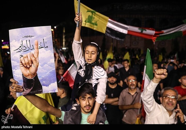 تقرير مصور/ خروج حشود جماهيرية بطهران فرحيين بقصف الكيان الصهيوني الغاصب