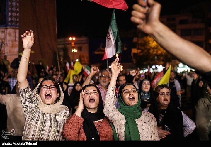 تقرير مصور/ خروج حشود جماهيرية بطهران فرحيين بقصف الكيان الصهيوني الغاصب