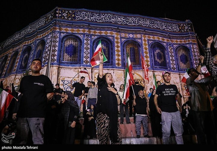 تقرير مصور/ خروج حشود جماهيرية بطهران فرحيين بقصف الكيان الصهيوني الغاصب