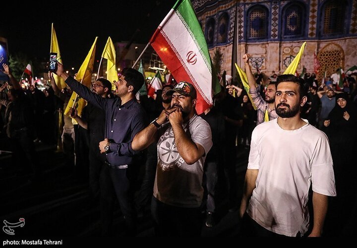 تقرير مصور/ خروج حشود جماهيرية بطهران فرحيين بقصف الكيان الصهيوني الغاصب