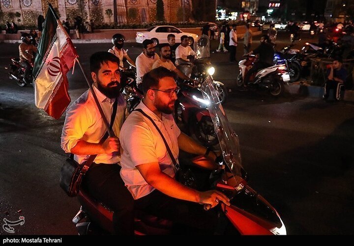 تقرير مصور/ خروج حشود جماهيرية بطهران فرحيين بقصف الكيان الصهيوني الغاصب