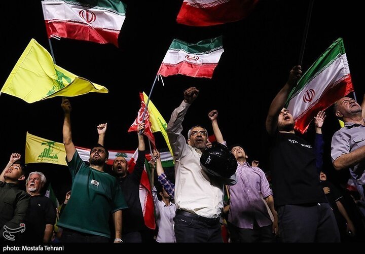 تقرير مصور/ خروج حشود جماهيرية بطهران فرحيين بقصف الكيان الصهيوني الغاصب
