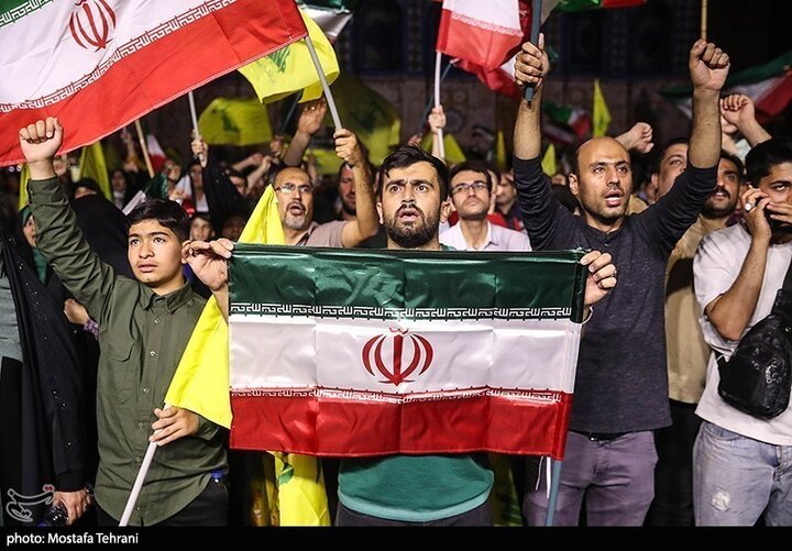 تقرير مصور/ خروج حشود جماهيرية بطهران فرحيين بقصف الكيان الصهيوني الغاصب