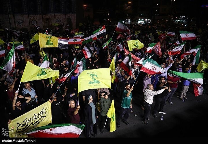تقرير مصور/ خروج حشود جماهيرية بطهران فرحيين بقصف الكيان الصهيوني الغاصب