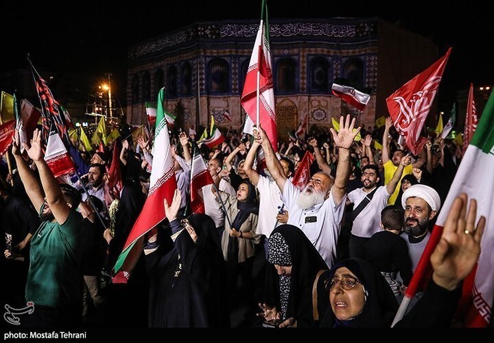 تقرير مصور/ خروج حشود جماهيرية بطهران فرحيين بقصف الكيان الصهيوني الغاصب